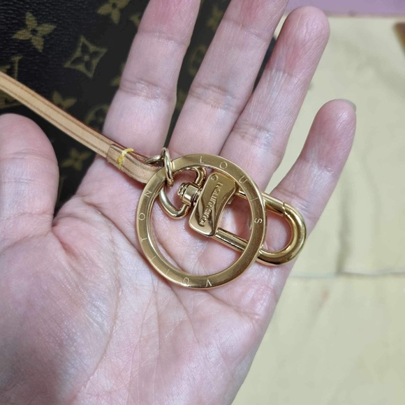 Authentic Louis Vuitton Artsy MM - Picture 10 of 13